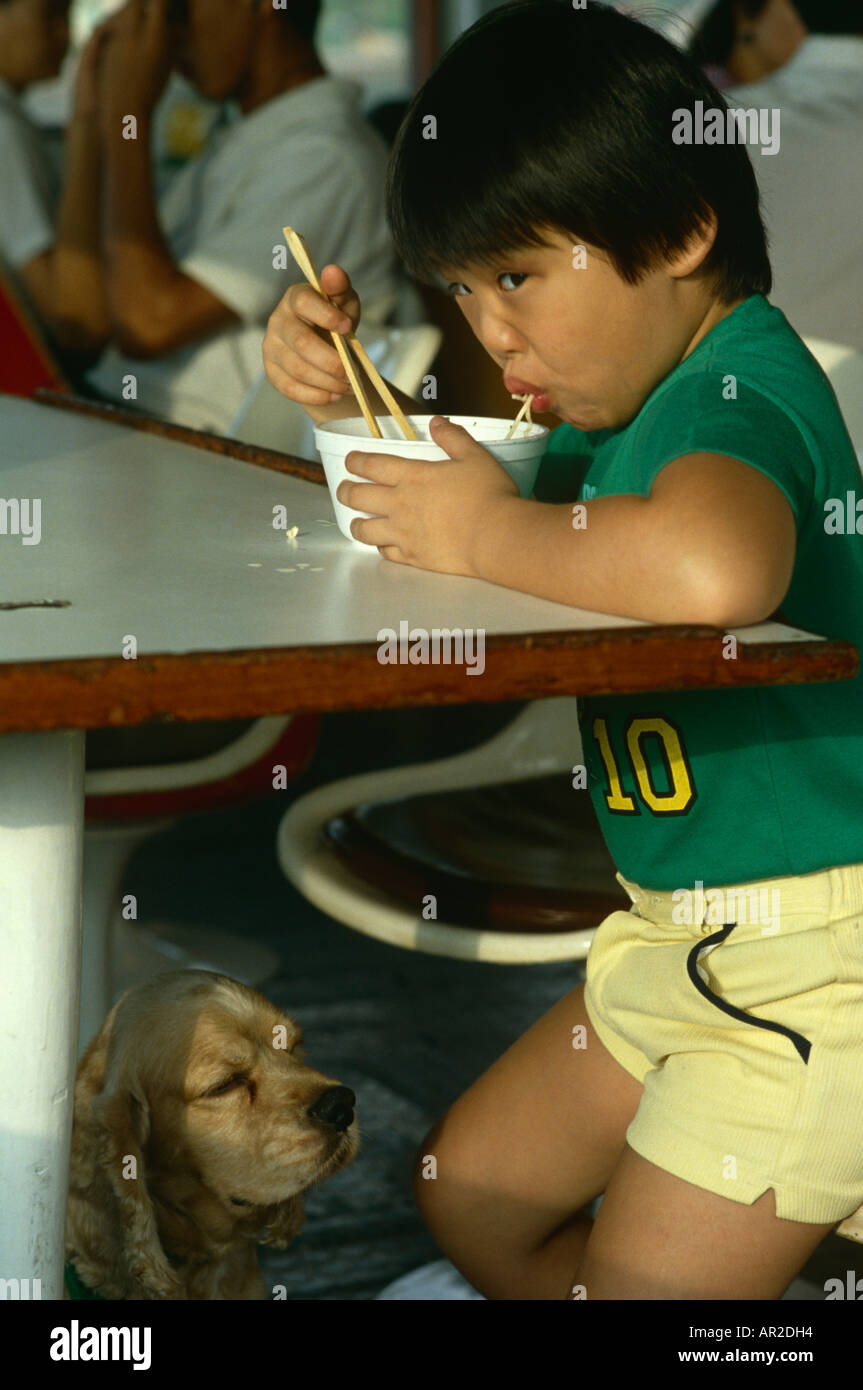 Chinesisches Kind isst Frühstück Stockfoto