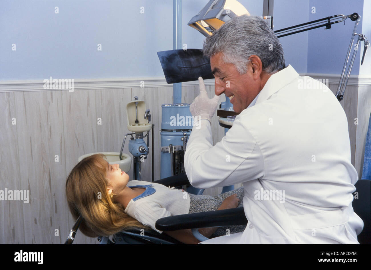 Zahnarzt und junge Patienten, zahnärztliche Untersuchung, nach Miami Stockfoto