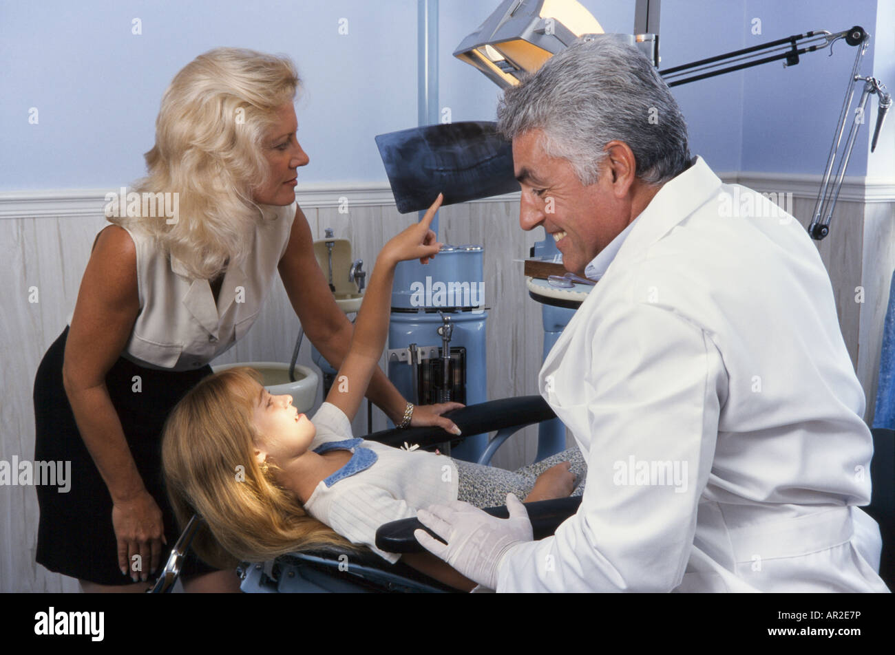 Zahnarzt und Jugendlichen Patienten mit Elternteil besuchen, dass zahnärztliche Untersuchung, Miami Stockfoto