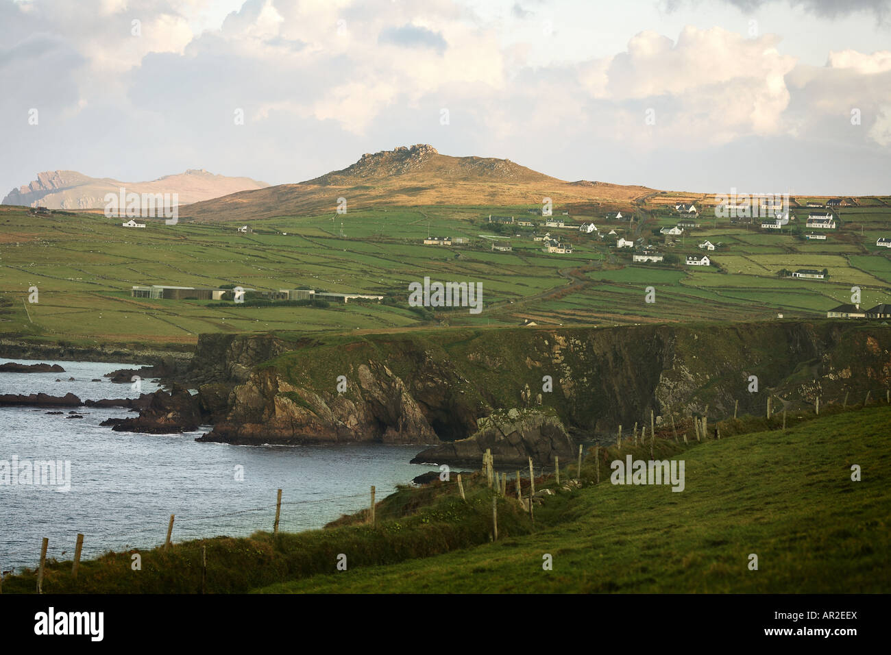 Dun Chaoin mit Hafen in Slea Head Dingle Halbinsel County Kerry Republik Irland Europa Stockfoto