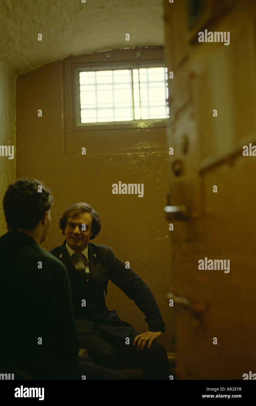 Kaplan berät ein Gefangener in seiner Zelle, Wormwood Scrubs Stockfoto