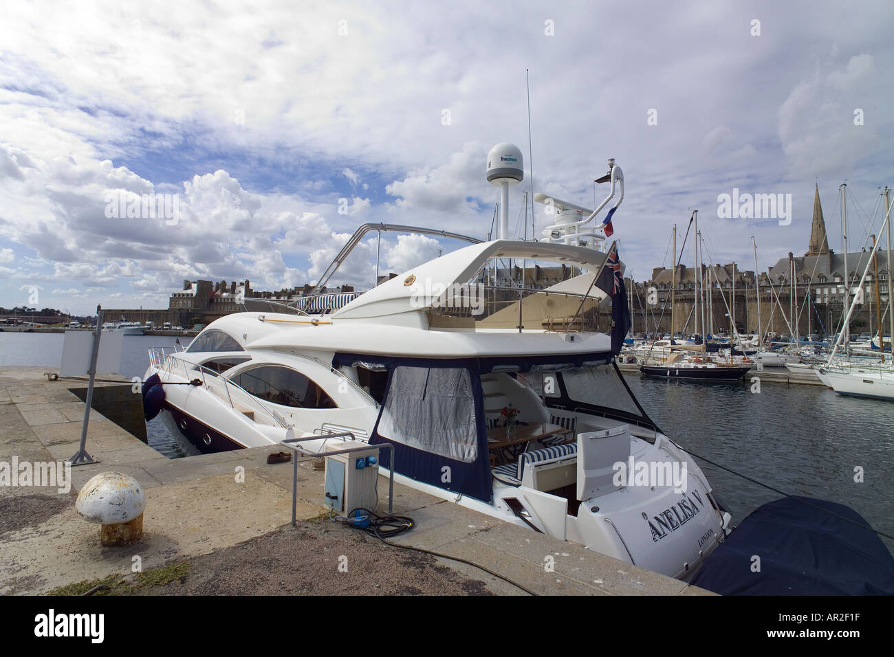 Günstig Luxusyacht, Saint-Malo Yachthafen, Bretagne, Frankreich, Europa Stockfoto