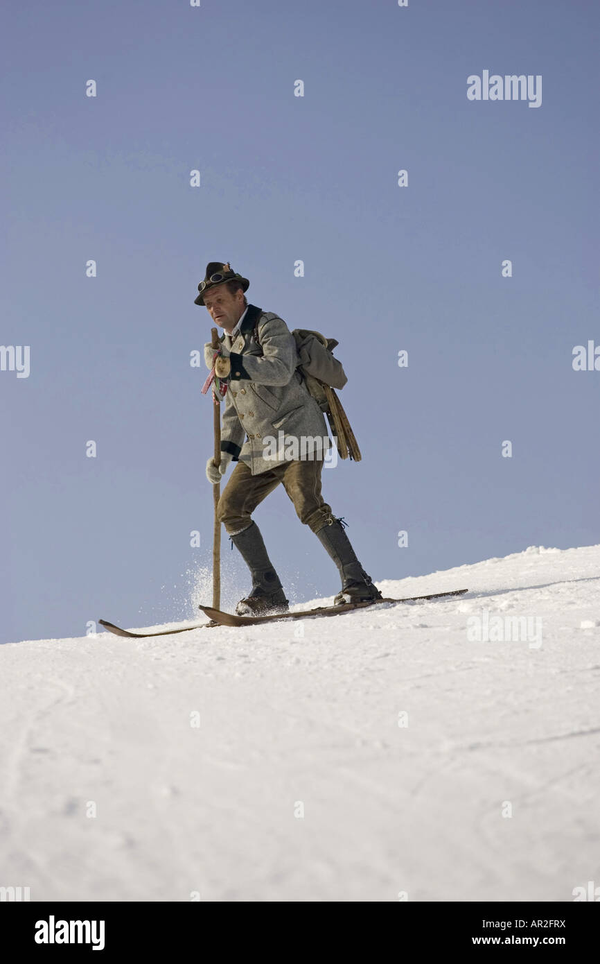 Mann in altmodischer Kleidung Skifahren Stockfoto