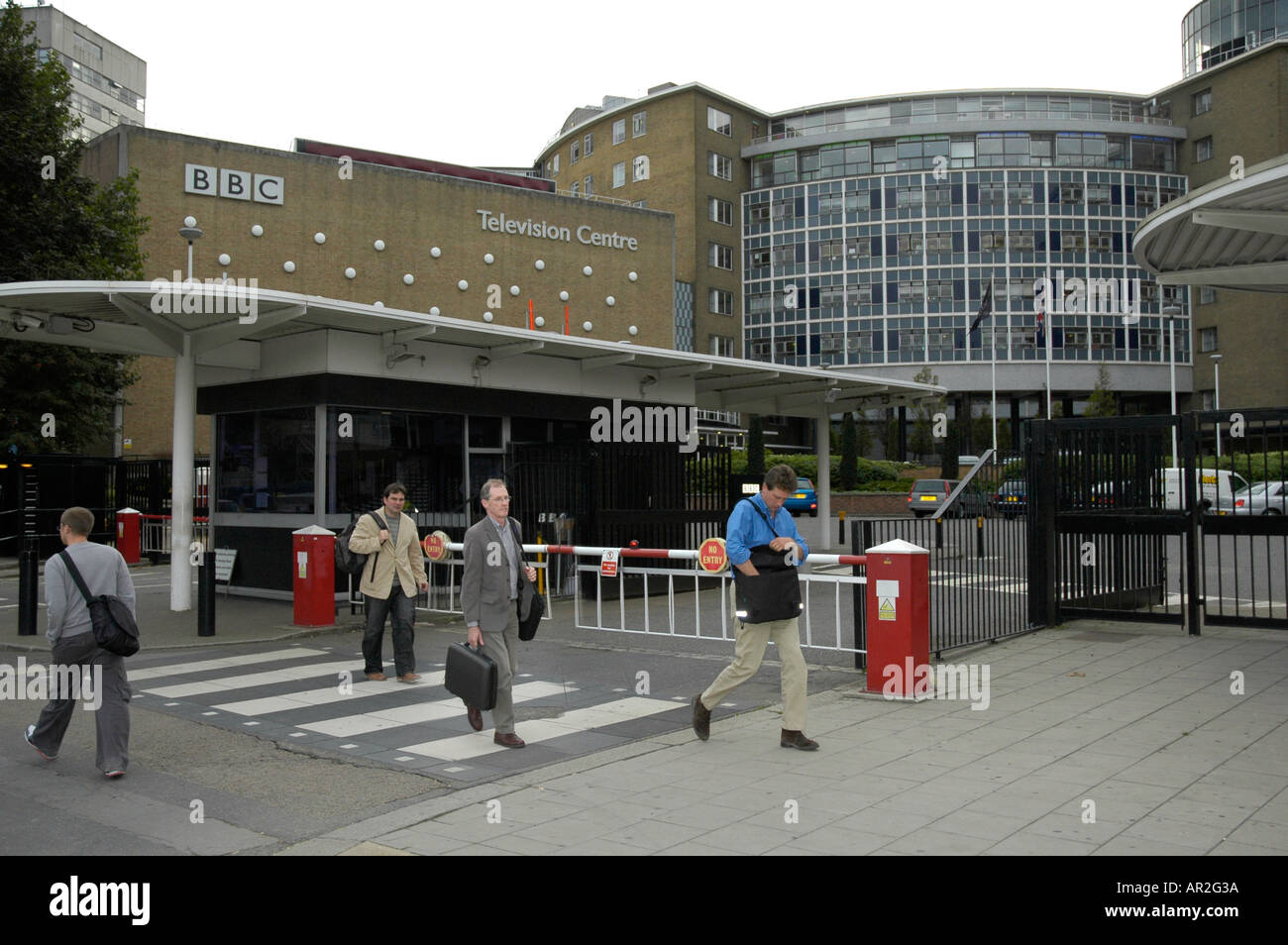 Mitarbeiter verlassen BBC Television Centre Holz Lane weiße Stadt London Stockfoto