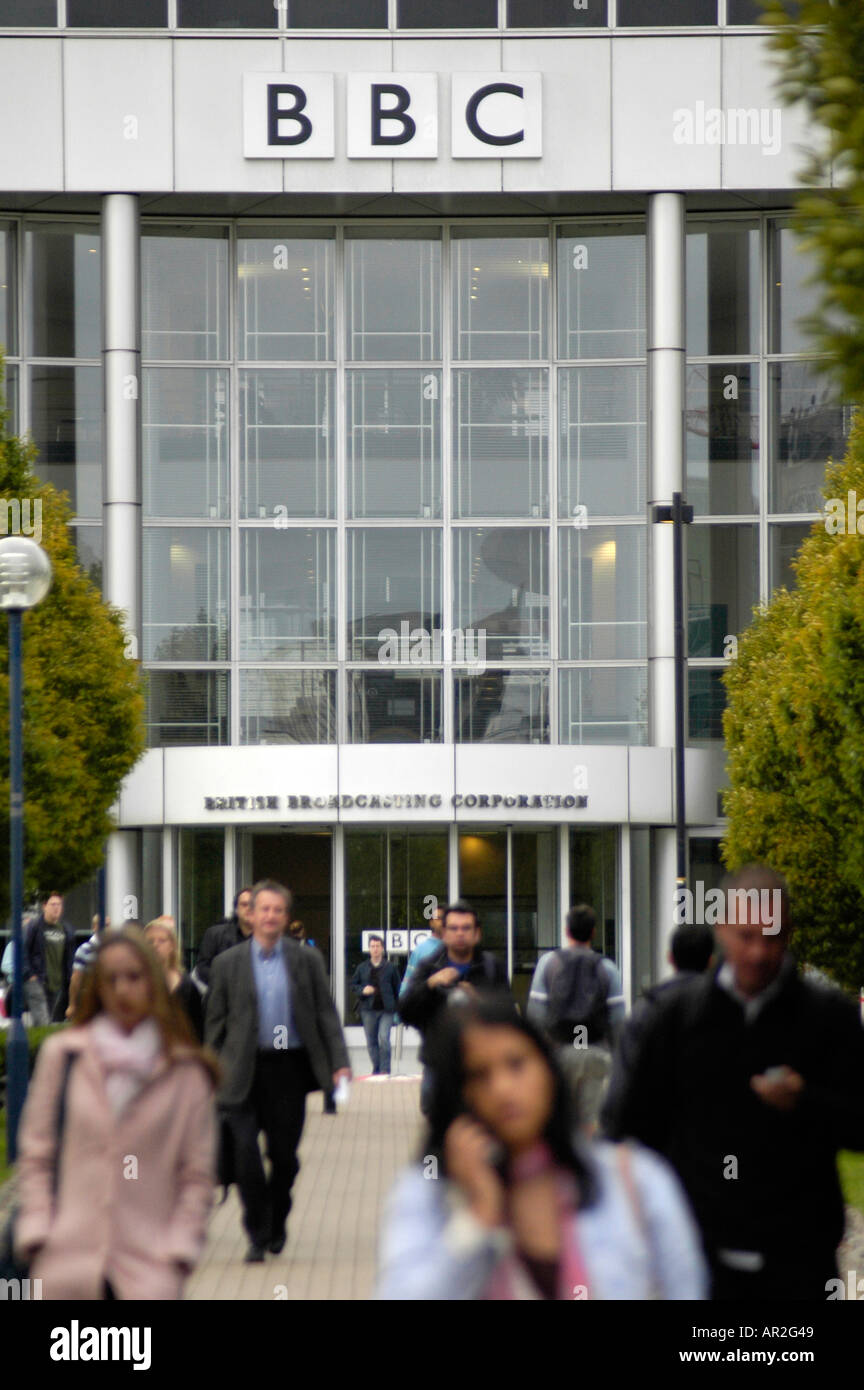 Mitarbeiter verlassen BBC Television Centre Holz Lane weiße Stadt London Stockfoto