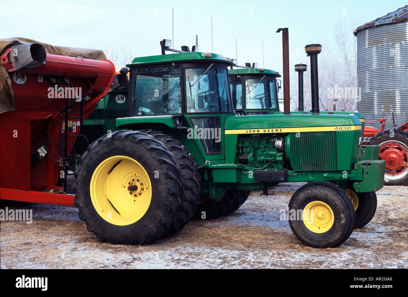 Traktoren mit Getreide Wagen immer bereit, Getreide aus einem kleinen bin Nebraska USA entladen Stockfoto