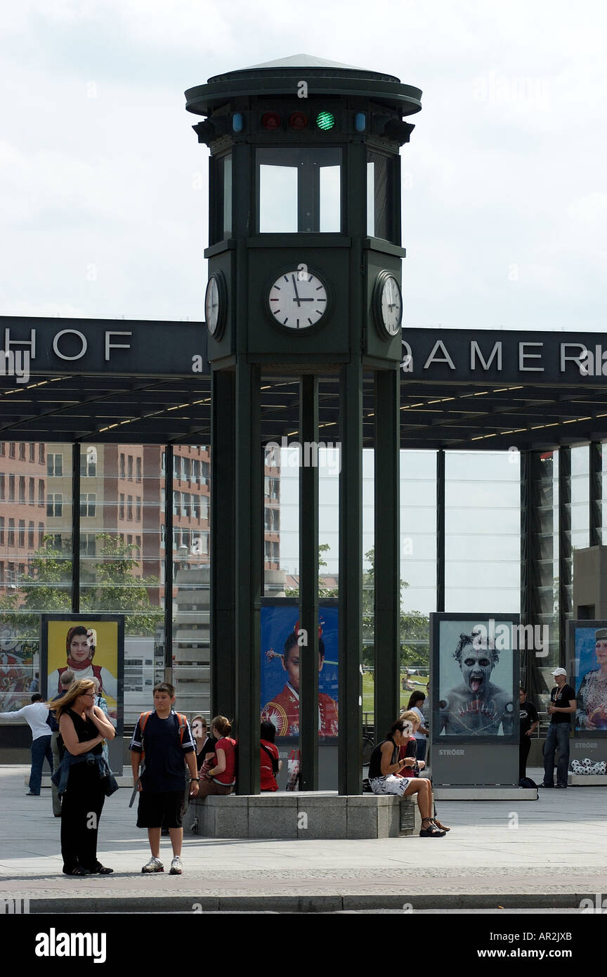 Die berühmte Uhr am Potsdamer Platz in Berlin, Deutschland gegen einen  bewölkten Himmel Stockfotografie - Alamy