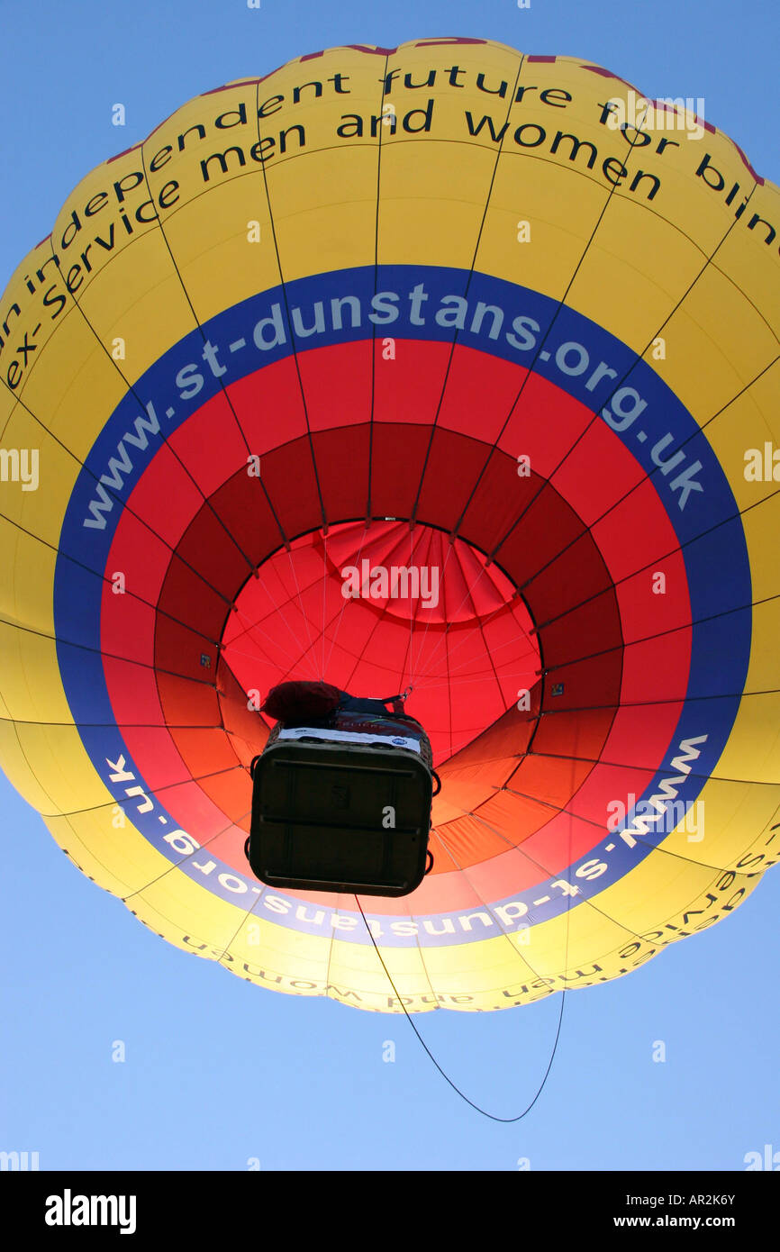 St. Dunstan Heißluft Ballon G-UNER, direkt unten nach oben in den Ballon her gesehen Stockfoto