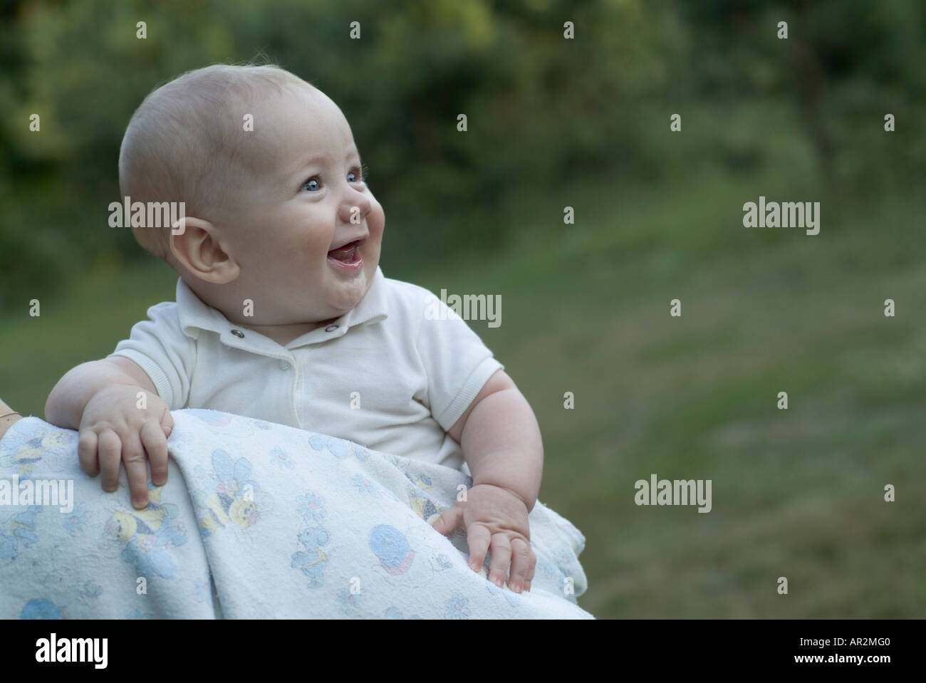 Baby Junge im park Stockfoto