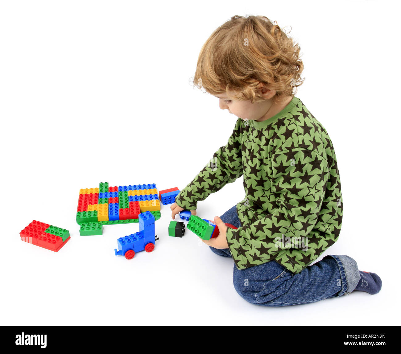 kleine Jungen spielen mit Legosteinen Stockfoto