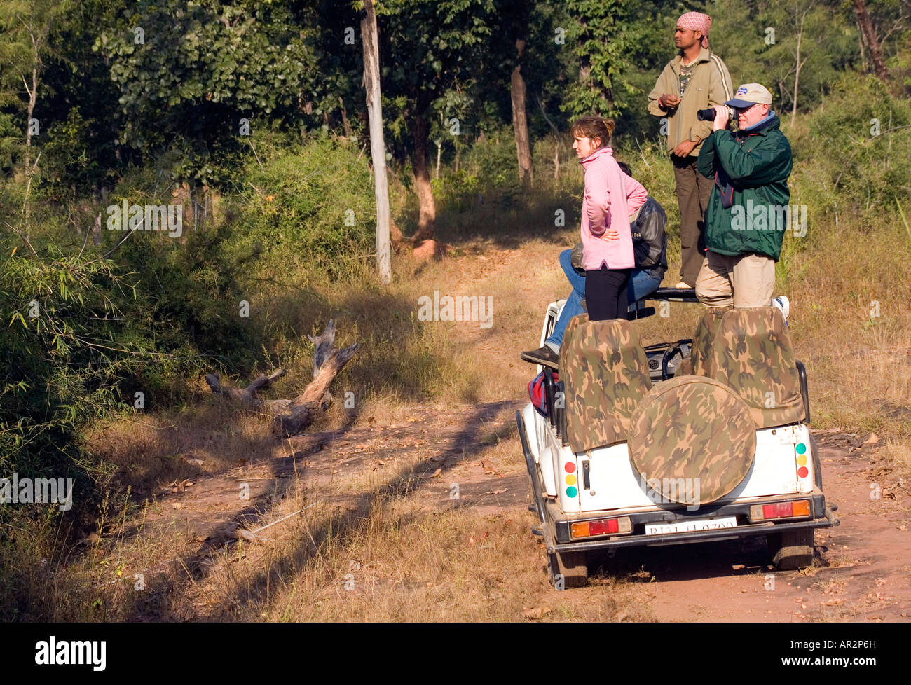 Besucher auf Tiger Safari in Bandhavgarh National Park Stockfoto