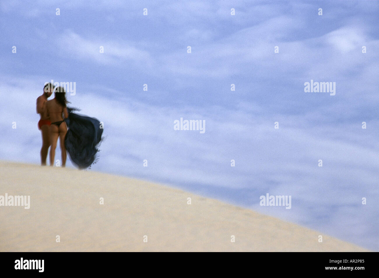 Paar mit Sarong weht im Wind auf Dünen, Stränden von Jericoacoara, Ceara, NE Brasilien, Südamerika. Stockfoto