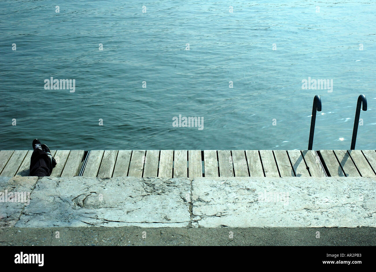 Entspannung am Wasser. Stockfoto