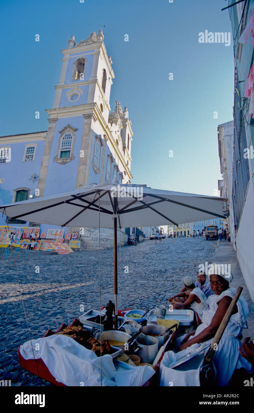 Streetfood Anbieter im historischen Stadtteil Pelourinho in Salvador, Bahia, NE Brasilien. Stockfoto