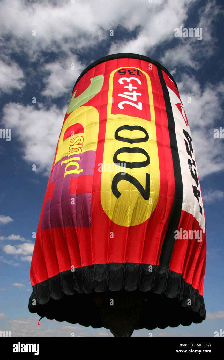 Neuheit-förmigen Heißluftballon in Form einer Agfa-Filmdose, betrachtet von unten nach oben Stockfoto