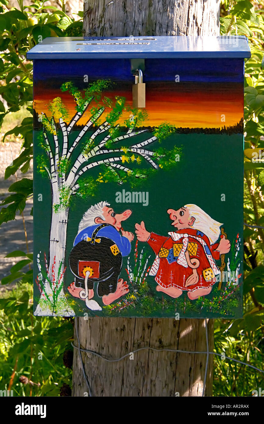 bunt bemalte Briefkasten dekoriert mit Droll Figuren im Dorf in Norwegen, Norwegen Stockfoto