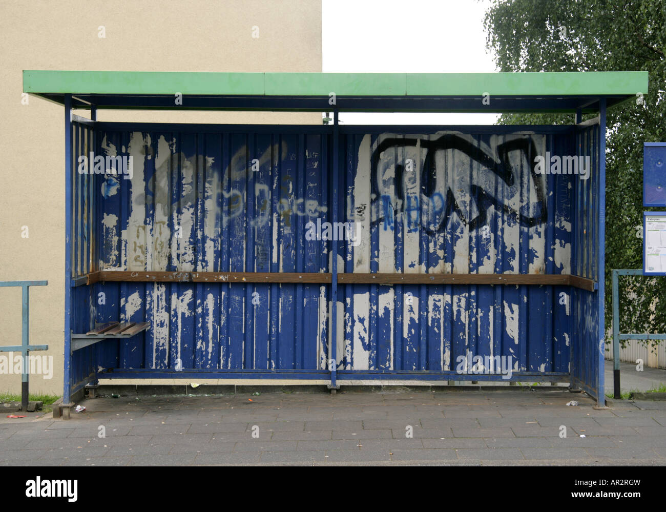 Bushaltestelle mit Graffitis, Hagen, Ruhrgebiet, Nordrhein-Westfalen, Deutschland Stockfoto