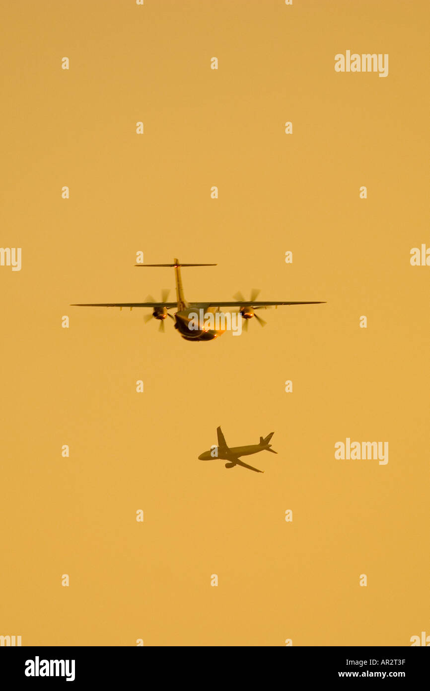 Zwei Flugzeuge fliegen in der Nähe Stockfoto