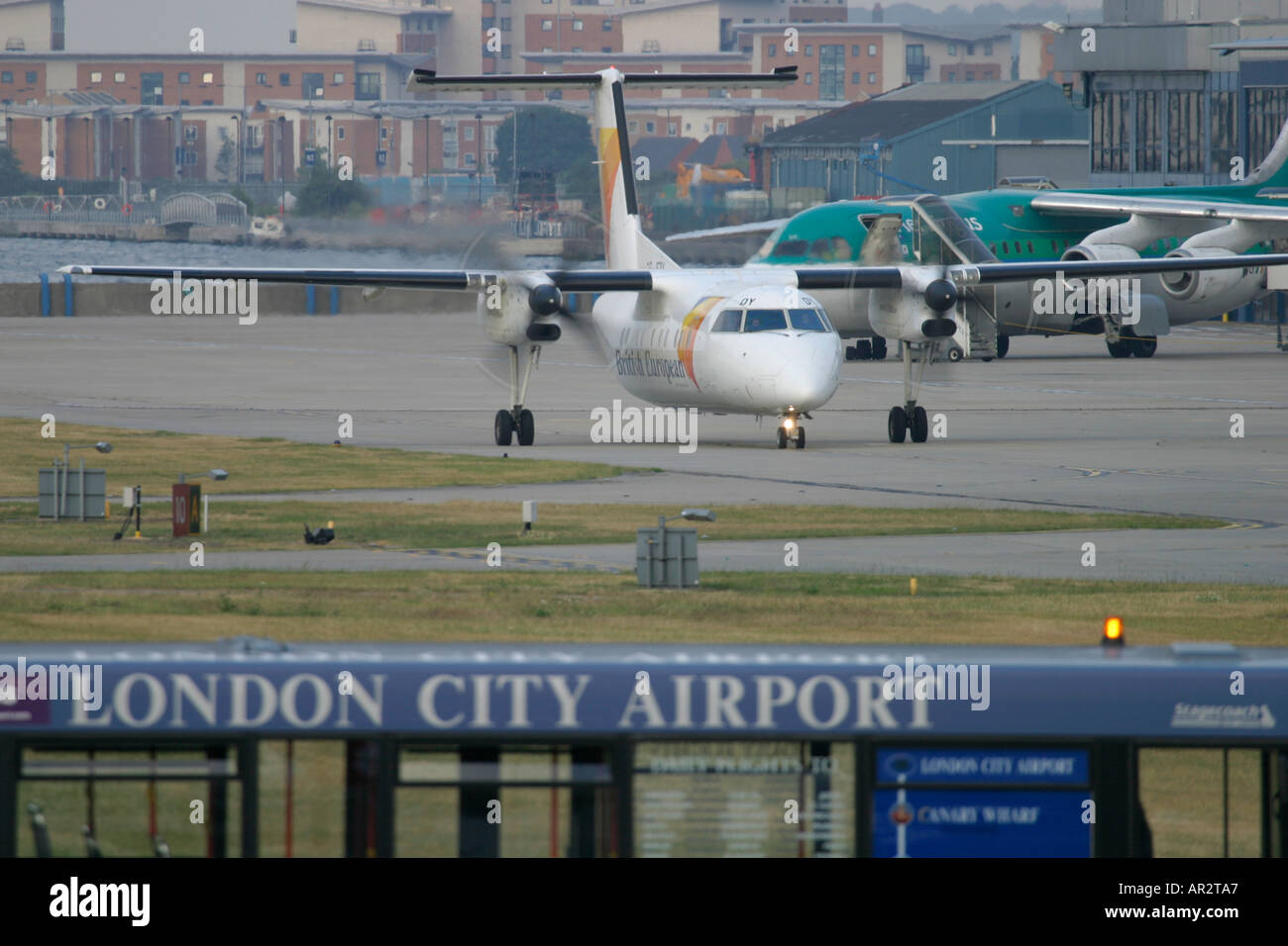 Flugzeug des Rollens bei London City Airport UK Stockfoto