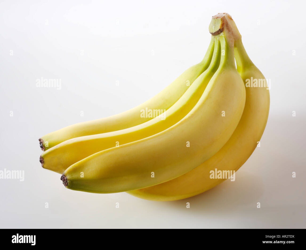Reihe von ungeschälten Bananen Stockfoto