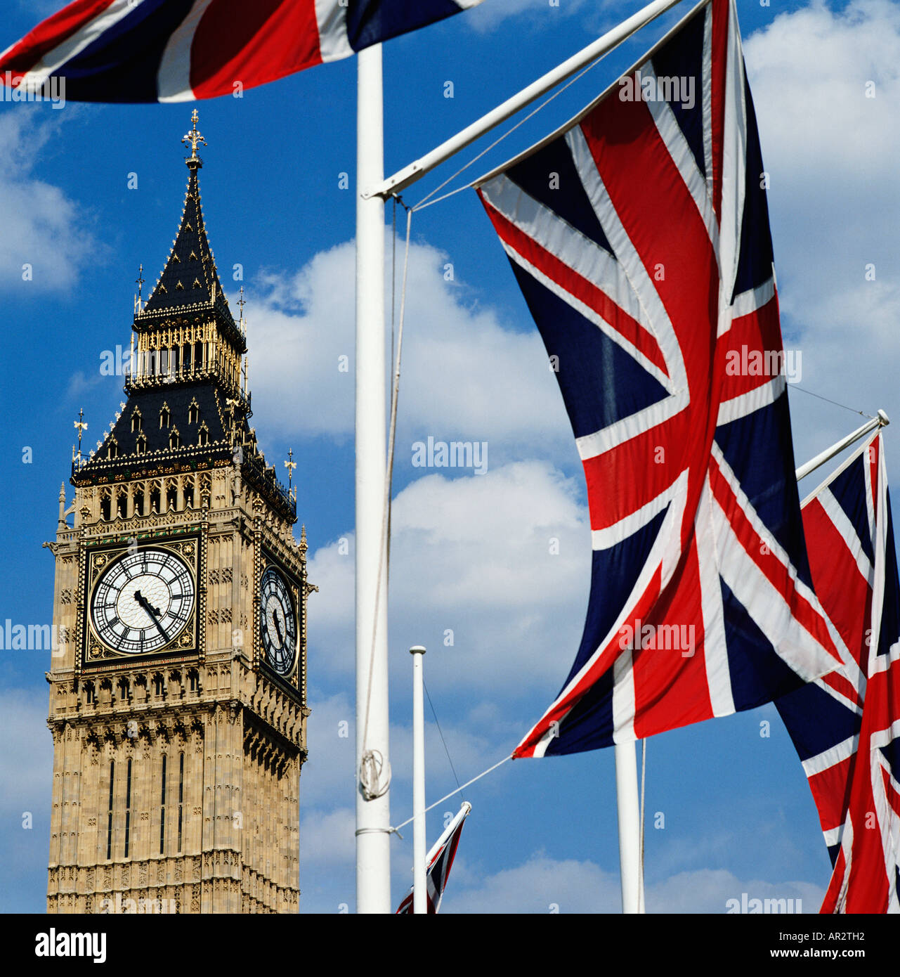 London. Big Ben-Uhr mit Union Jack Fahnen Westminster England Großbritannien GB UK Stockfoto