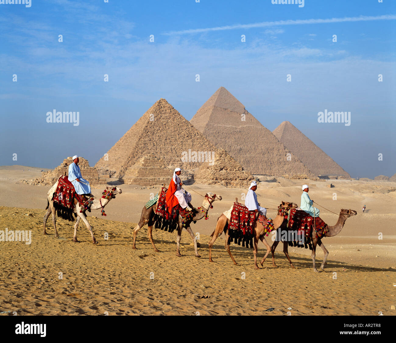 Kamele und Guides vor den Pyramiden von Gizeh, Kairo, Ägypten, Nordafrika Stockfoto