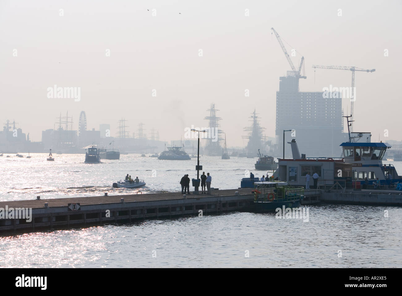 HOLLAND AMSTERDAM DIE IJ HAFEN SILHOUETTE DER SCHIFFE UND GEBÄUDE MIT ÜBERFAHRT Stockfoto