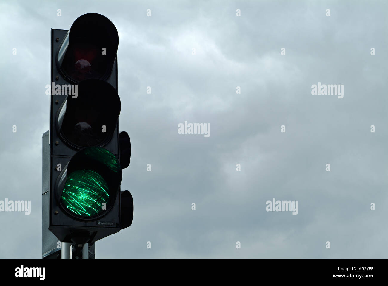 Ampel-Signal auf grün gegen ein stimmungsvoller Himmel Stockfoto