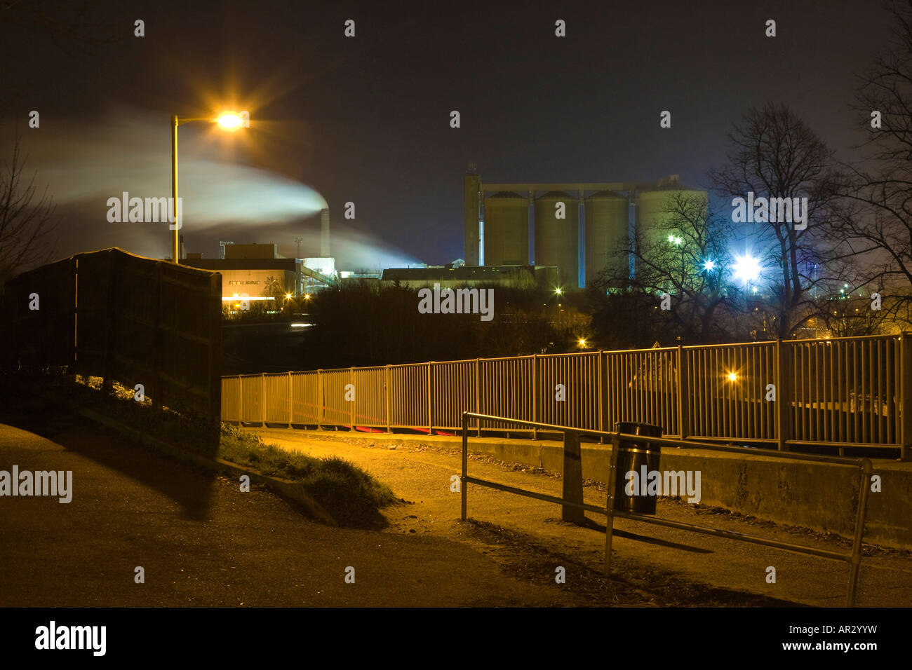 Blick vom "The Avenue" Straße in Bury St Edmunds, Suffolk, UK in der Nacht mit der Zuckerfabrik im Hintergrund im Vereinigten Königreich Stockfoto