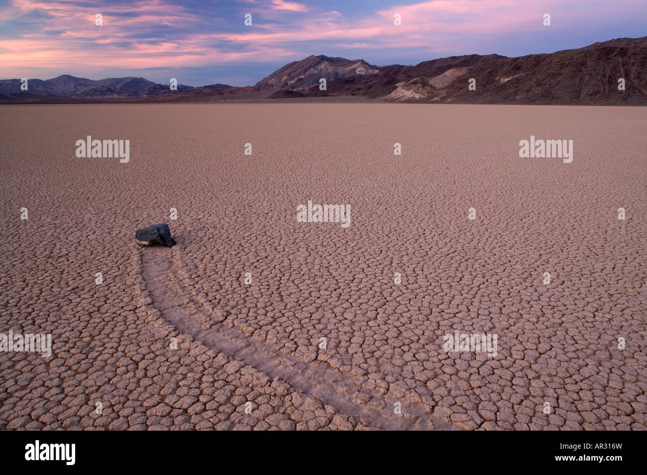 Rock und seiner Spur auf "The Racetrack", Death Valley Nationalpark, Kalifornien USA Stockfoto