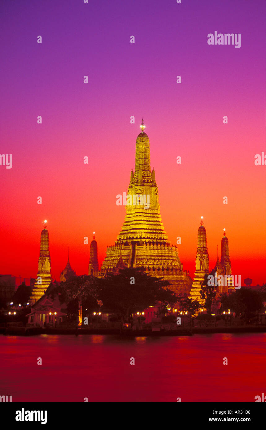 Wat Arun Tempel der Morgenröte vor Chao Phraya Fluss Bangkok Thailand 2403 128 01 Stockfoto