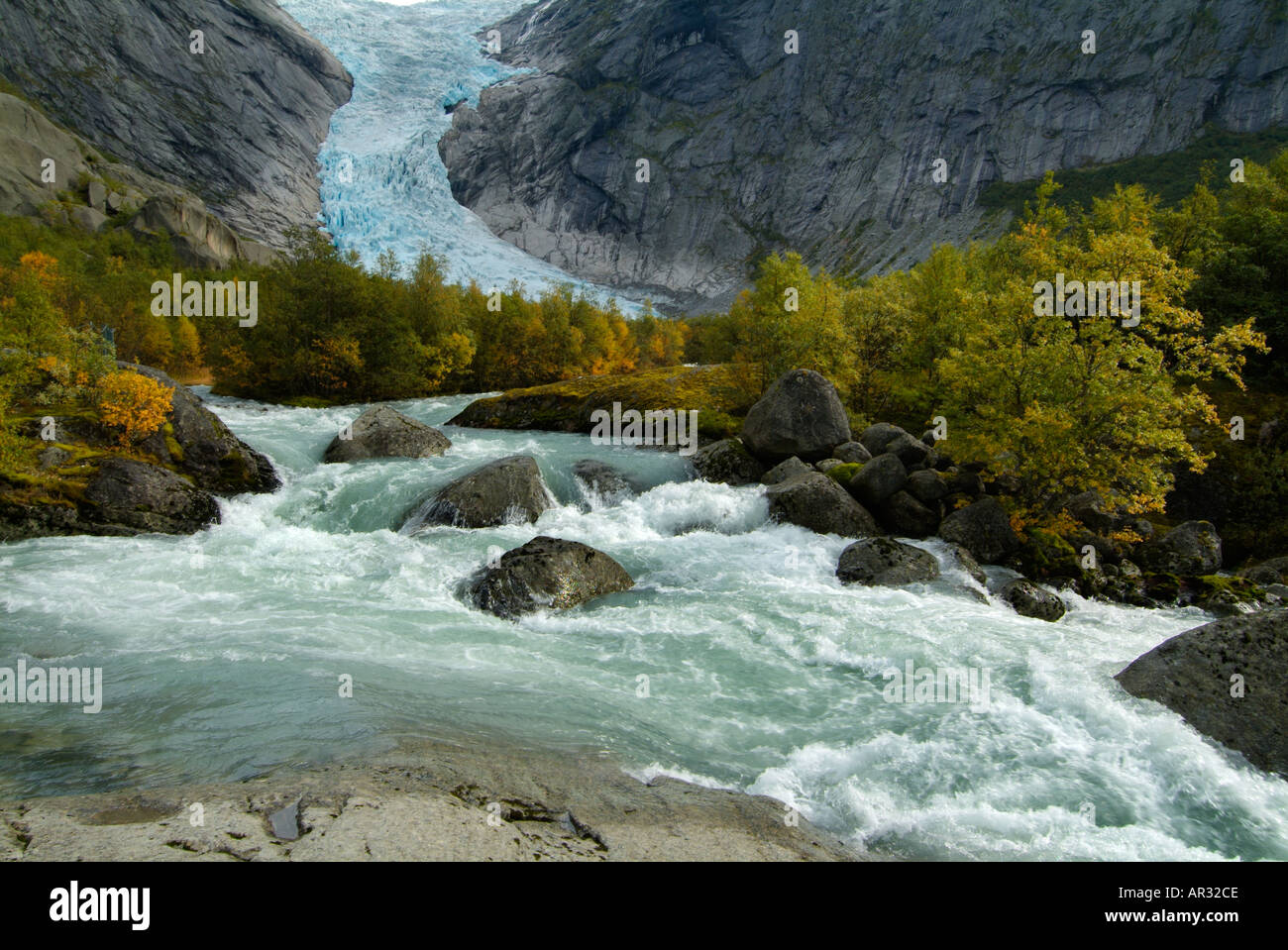 Olden Tal liegt am unteren Rand der Briksdalbreen Gletscher Sogn Og Fjordane Fjordland Norwegen Westeuropa Stockfoto