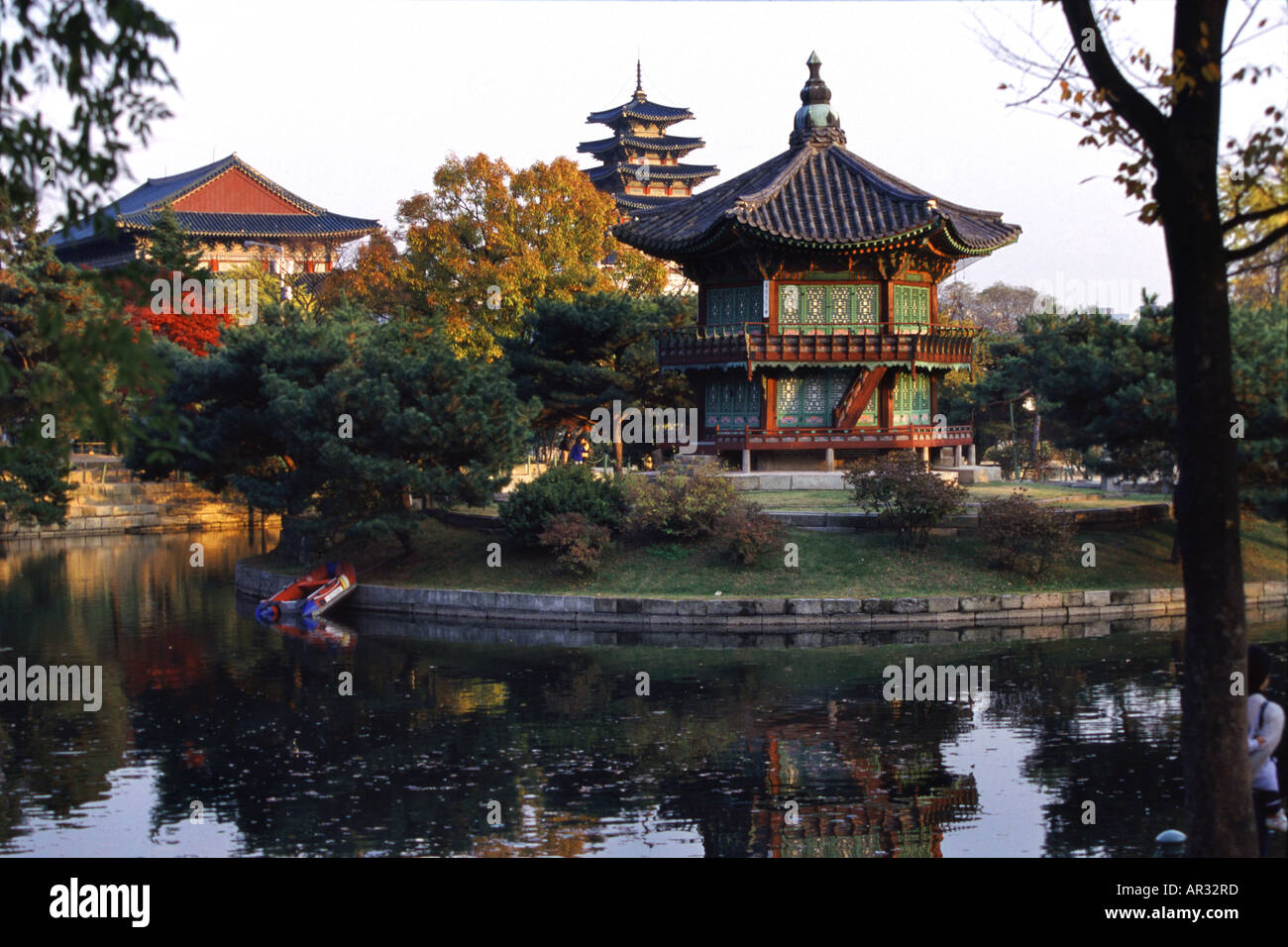 Blick auf Hyang Wonyong Pavillon im Kyongbokkung Park im Herbst, Seoul, South Korea Asien Stockfoto