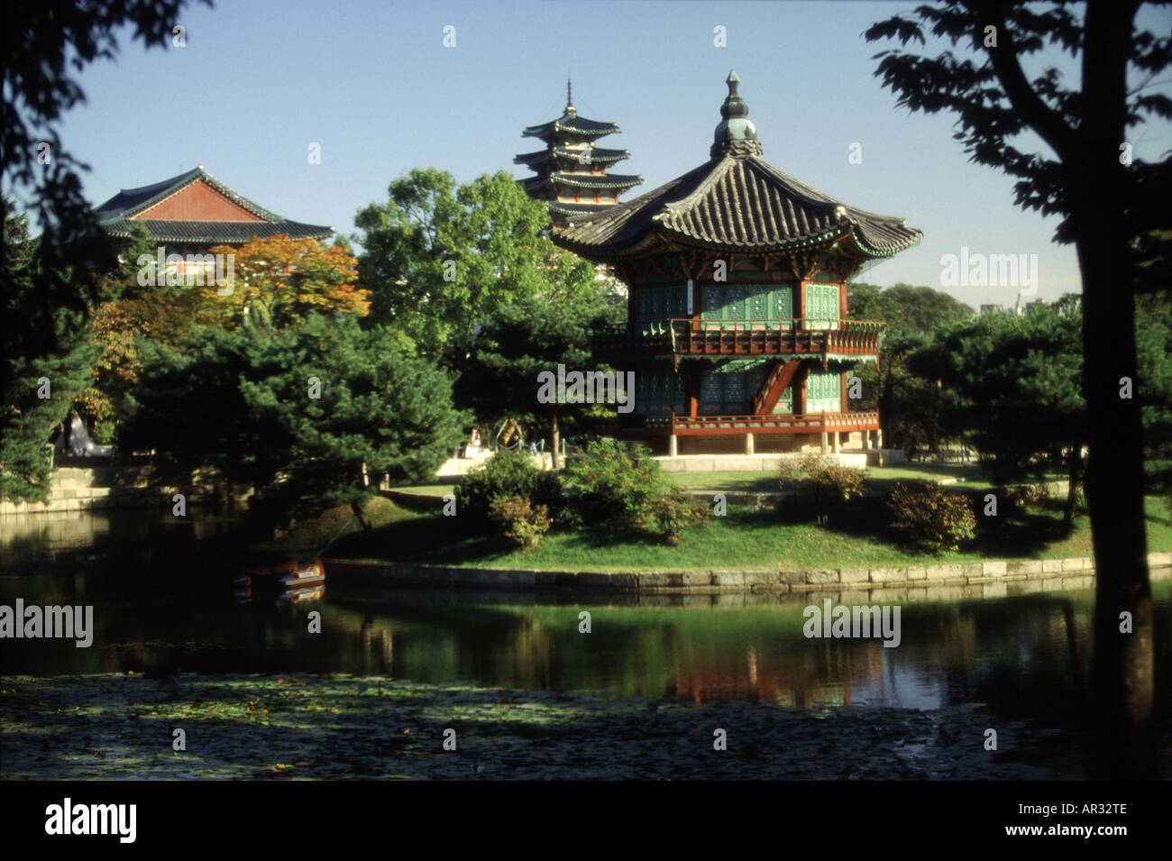 Blick auf Hyang Wonyong Pavillon im Kyongbokkung Park im Herbst, Seoul, South Korea Asien Stockfoto