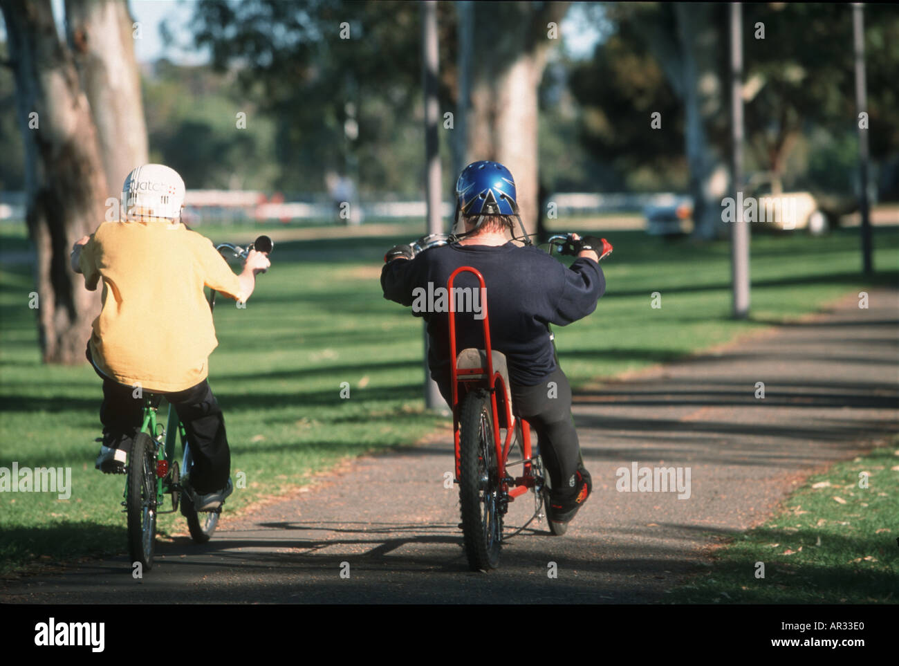 Rückansicht der beiden Radfahrer Stockfoto