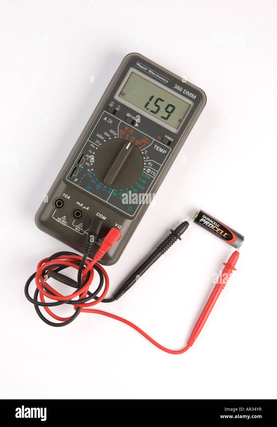 digitale Multimeter und Test Sonden Messspannung aus einer AA-Zelle /  Batterie Stockfotografie - Alamy