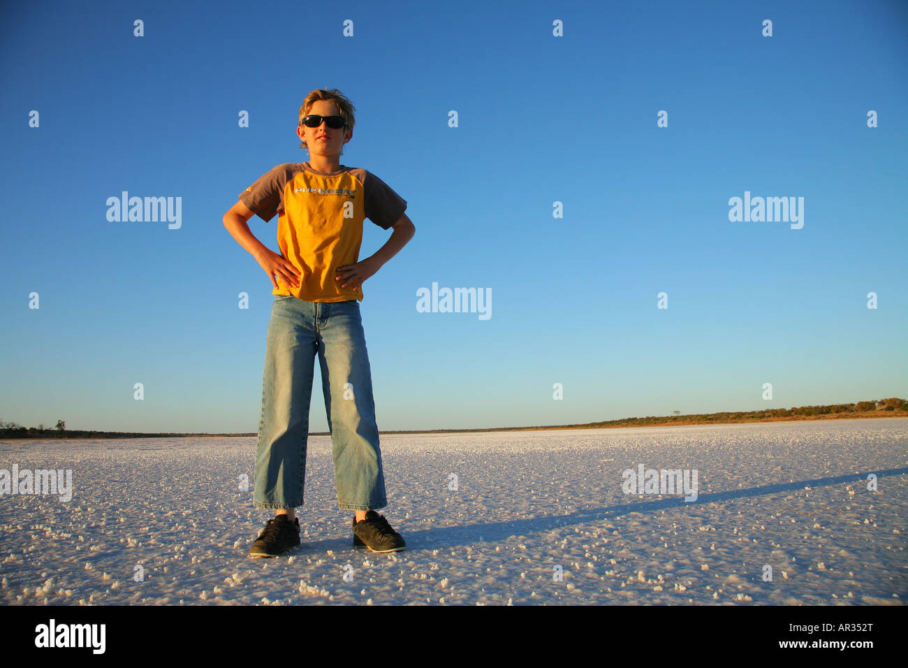 Teenager stehen auf einem Salz See Outback Australien Stockfoto