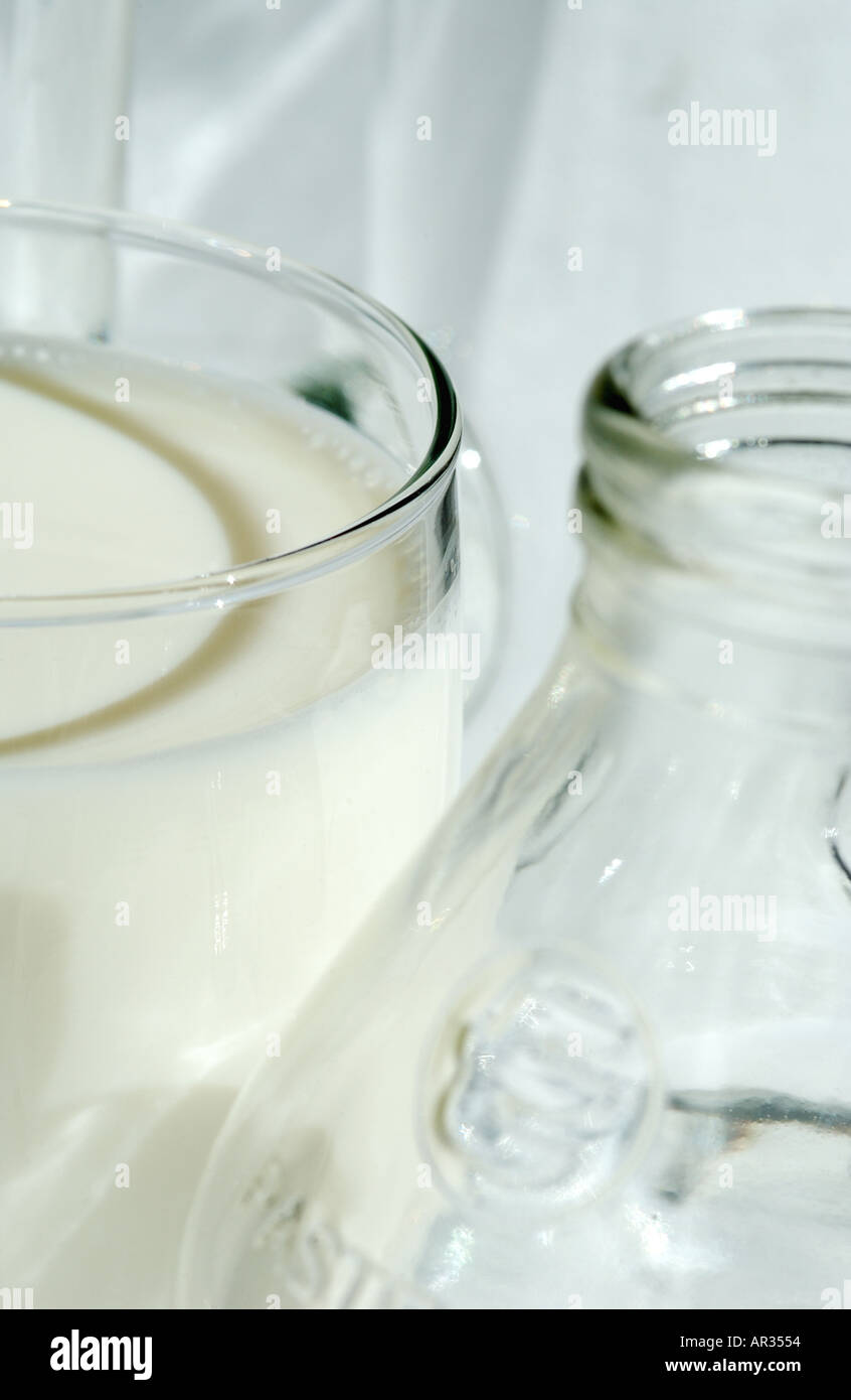 Nahaufnahme der Milchflasche und Milch im Glas Stockfoto