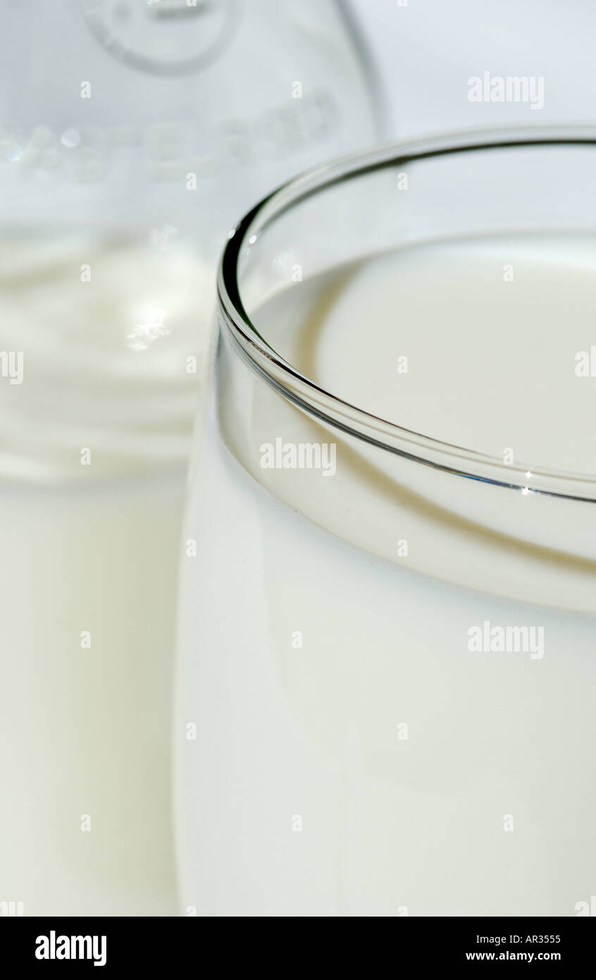 Nahaufnahme eines Glases frisch gegossener kalter Milch Stockfoto