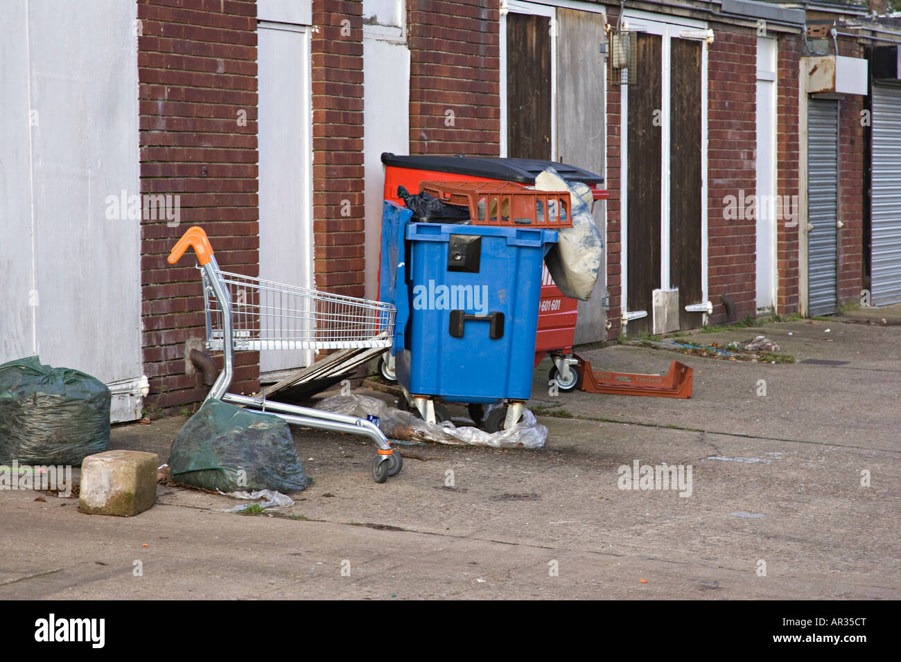 unordentlich Backstreet mit Müll in Thetford, Großbritannien Stockfoto