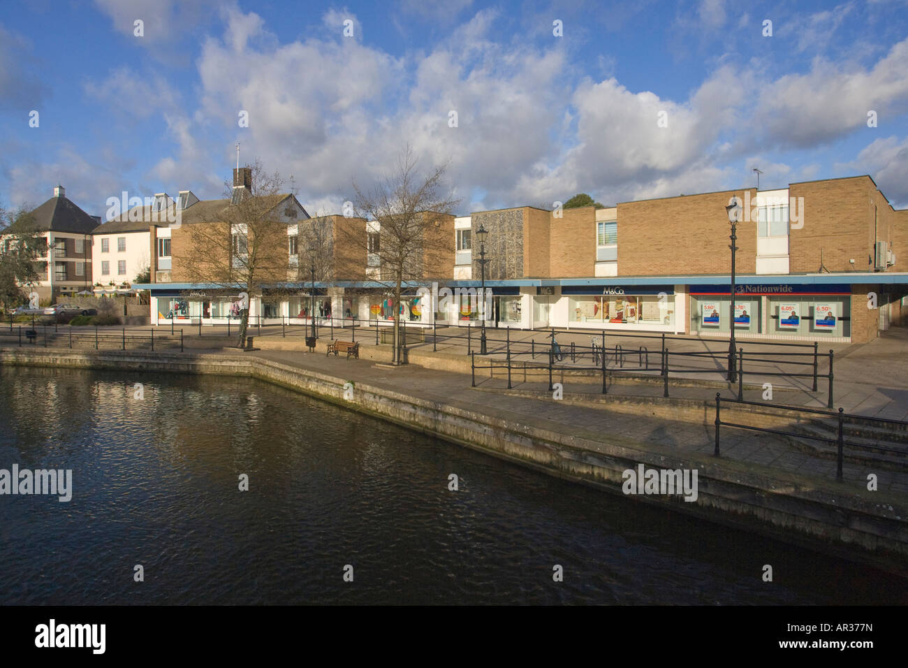 Geschäfte neben dem Fluss Thet im Stadtzentrum von Thetford, Norfolk, Großbritannien Stockfoto