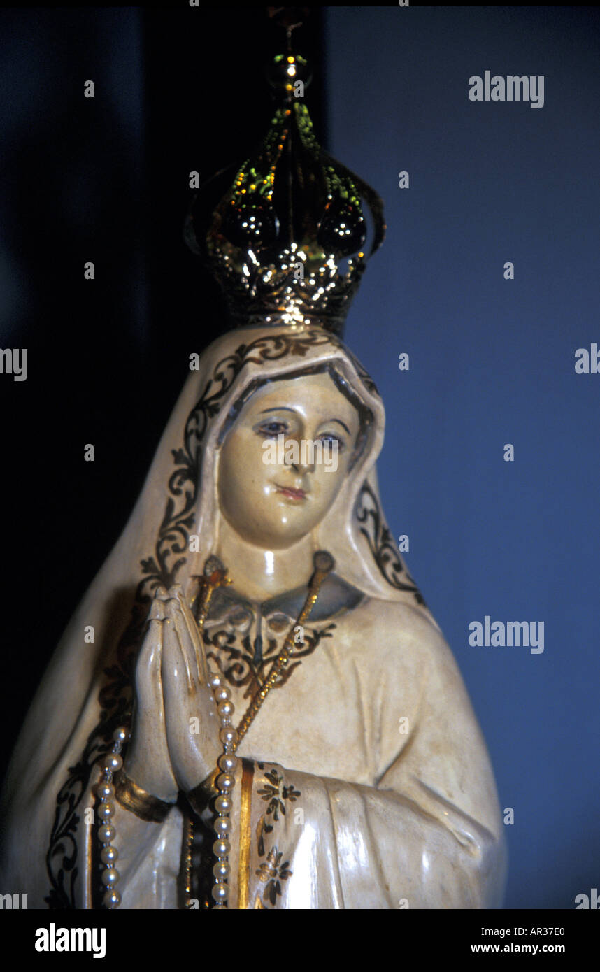 Die Heilige Jungfrau Maria, die auf der berühmten Marienerscheinung von 1917 in Portugal basiert. Stockfoto