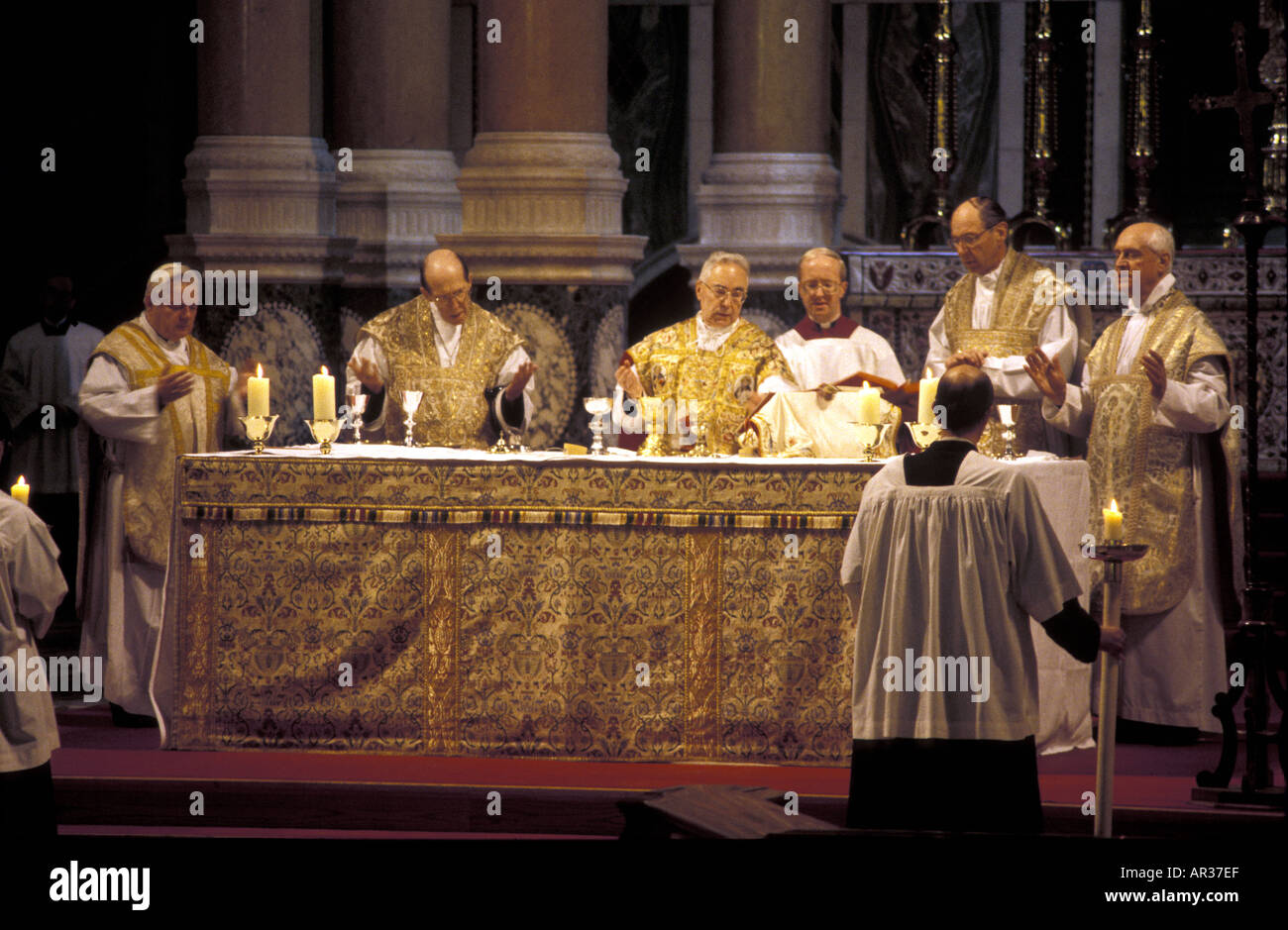 Katholische Priester Verhalten Gemeinschaft anlässlich der päpstliche Nuntius Stockfoto