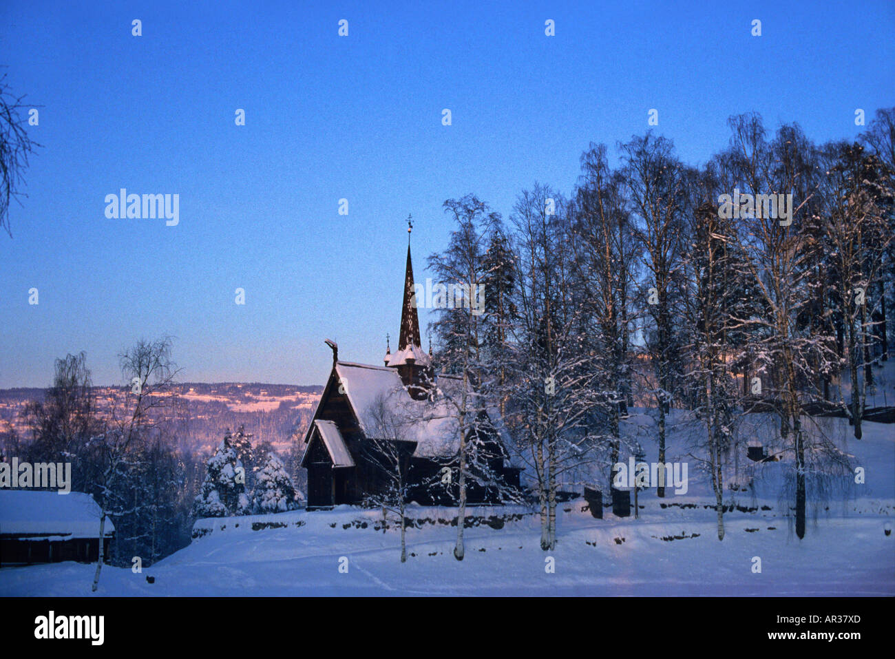 Stabkirche von Garmo in der tief verschneiten Landschaft, Maihaugen, Lillehammer, Norwegen, Skandinavien, Europa Stockfoto