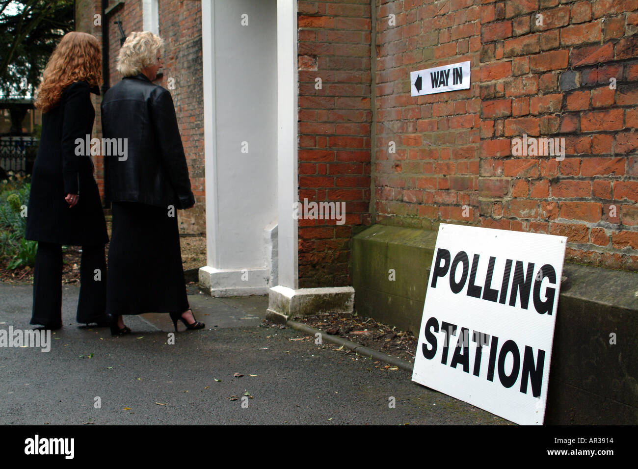 Wahllokal Wähler betreten um ihre Stimmen Wahltag zu wirken Stockfoto