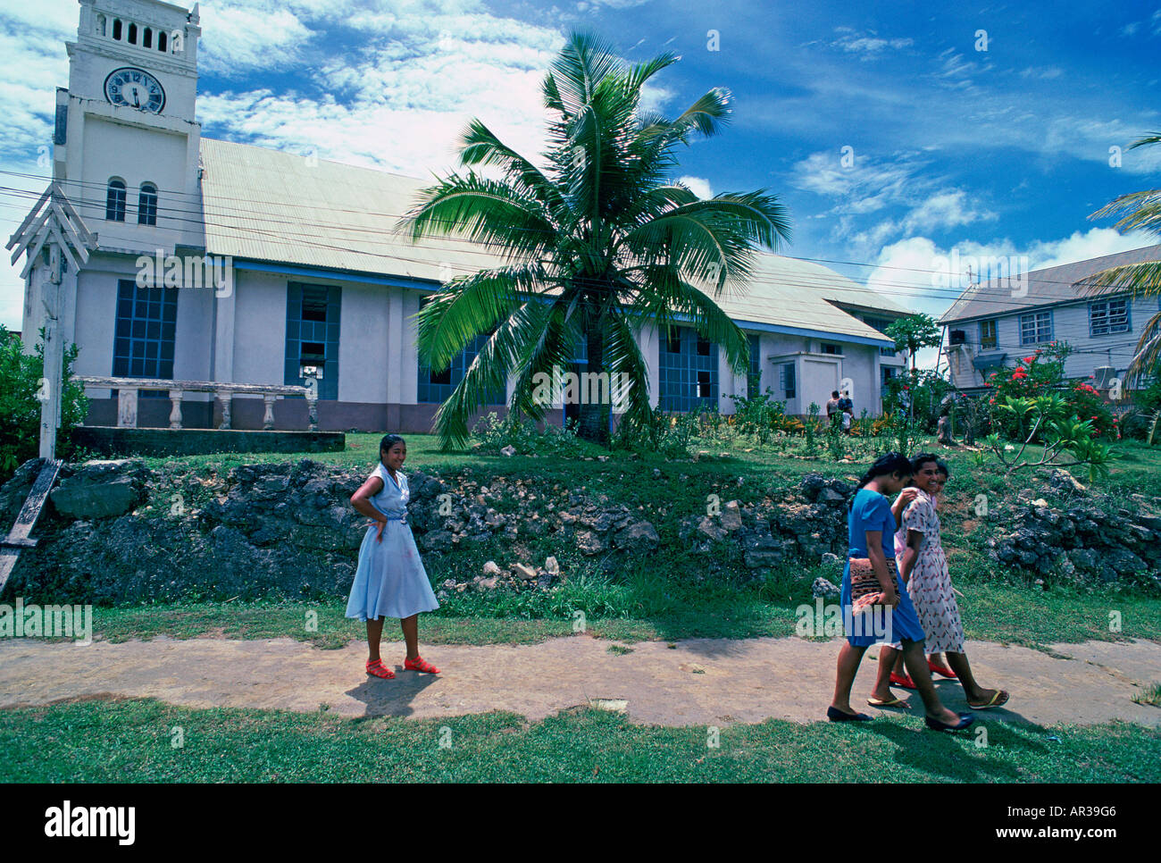 Frauen verlassen Kirche Neiafu Vavau, Tonga Stockfoto