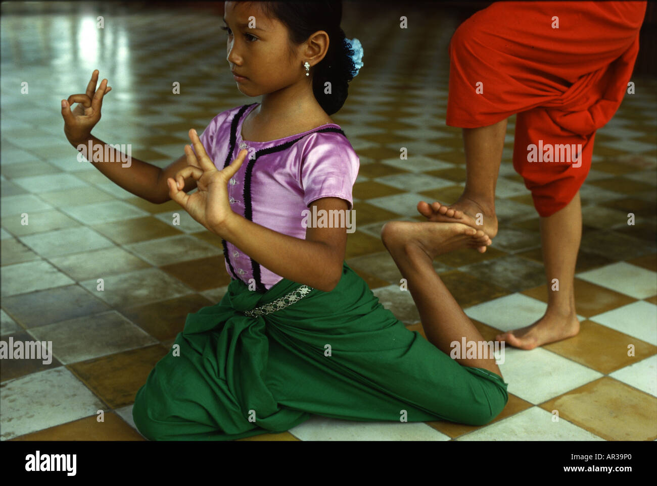 Mädchen lernen Tempel Tanz, Royal Academy of Performing Arts, Phnom Penh, Kambodscha Stockfoto
