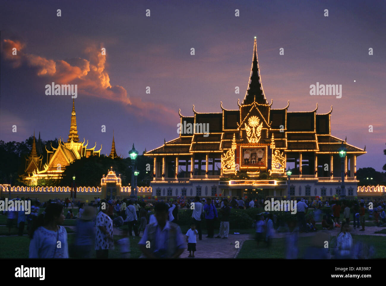 Der beleuchtete königliche Palast in den Abend, Phnom Penh, Kambodscha, Asien Stockfoto