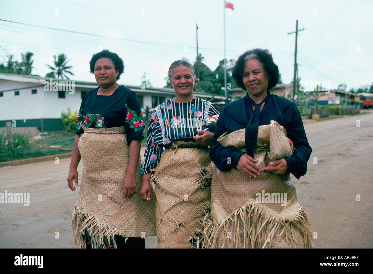 Polynesische Frauen im Rasen Matte Rock Neiafu Vavau Tonga redaktionellen Gebrauch Stockfoto