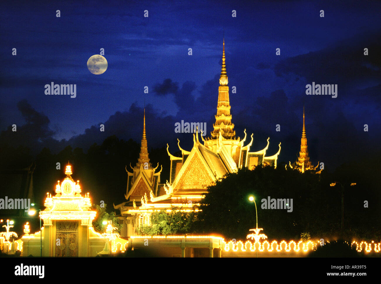 Der beleuchtete königliche Palast bei Nacht, Phnom Penh, Kambodscha, Asien Stockfoto